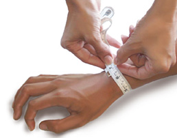 measuring wrist size with tape